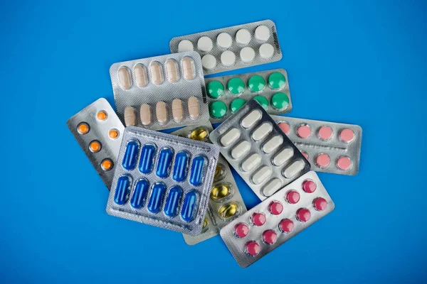 Terapia medicamentosa, ramo farmacêutico, grupo de diferentes pílulas coloridas em embalagens blister — Fotografia de Stock