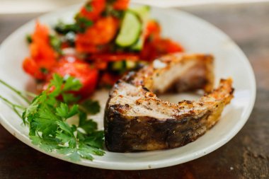 ızgara sebze salatası, sağlıklı yemek ile balık parçası, 