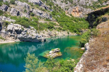 dağ gölü veya havuzda kristal berraklığında su ile