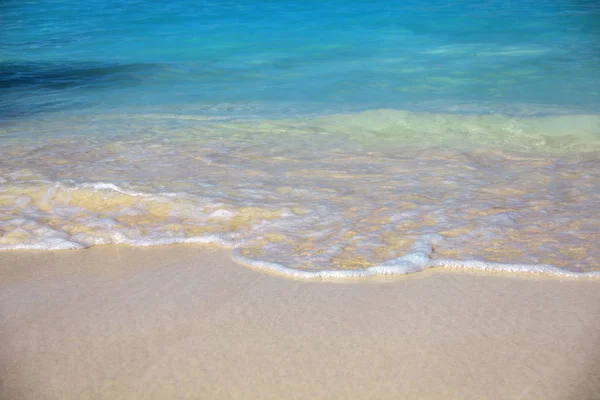 海砂のビーチでサーフィンします。 — ストック写真