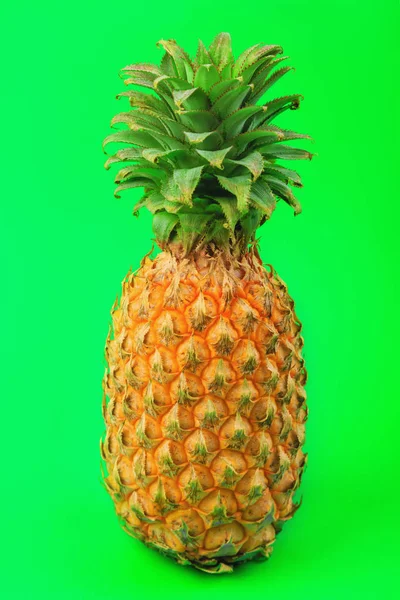 Yeşil zemin üzerine bir büyük tüm ananas — Stok fotoğraf