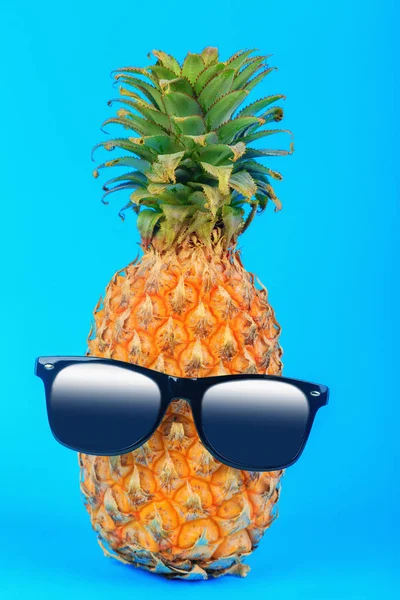 Ananas in un unico pezzo con occhiali da sole, frutta pazza — Foto Stock