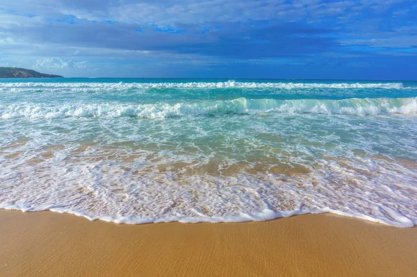 Olas de mar, aguas cristalinas azules y arena blanca — Foto de Stock