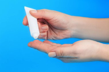 parmaklar üzerinde krem uygulamak