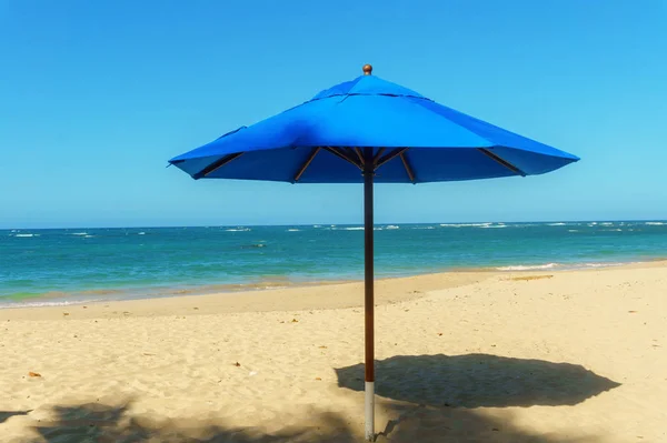 Gran sombrilla azul al aire libre en la playa — Foto de Stock