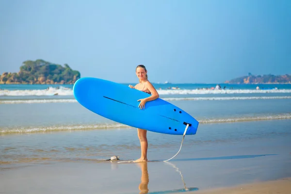 白い金髪サーファー少女持株サーフボードは海に行く — ストック写真