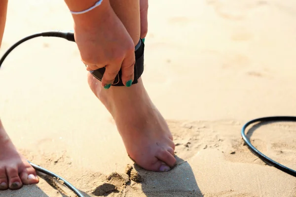 Surfista chica sujeta la correa a la pierna — Foto de Stock