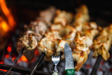 ızgara sığır eti ızgara çatal ve bıçak yakın, Barbekü, Kebab, kebap, şiş ızgara