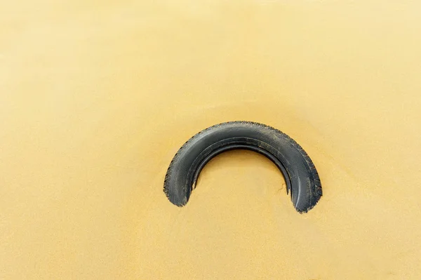 Rueda de la ecología del coche se encuentra en la arena — Foto de Stock