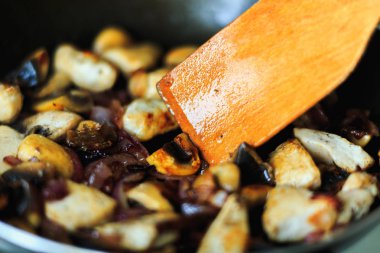 et baharatlar ile bir tavada kızarmış