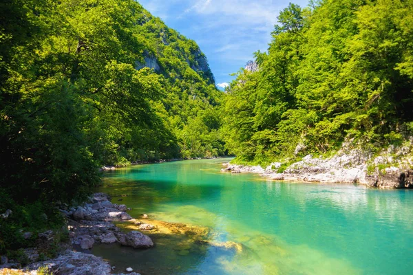 Rio azul flui entre as montanhas pitorescas — Fotografia de Stock