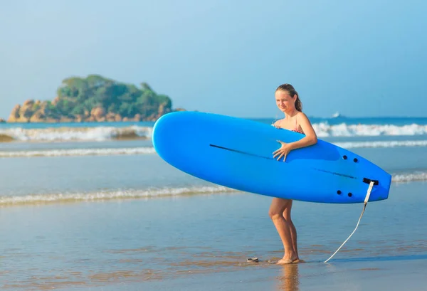 Weiße blonde Surferin Mädchen mit Surfbrett geht auf See — Stockfoto