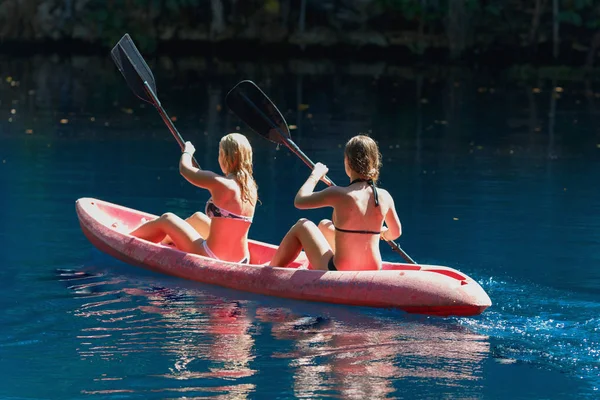 Two girls kayaking on a blue lake, Laguna Dudu — Stock Photo, Image
