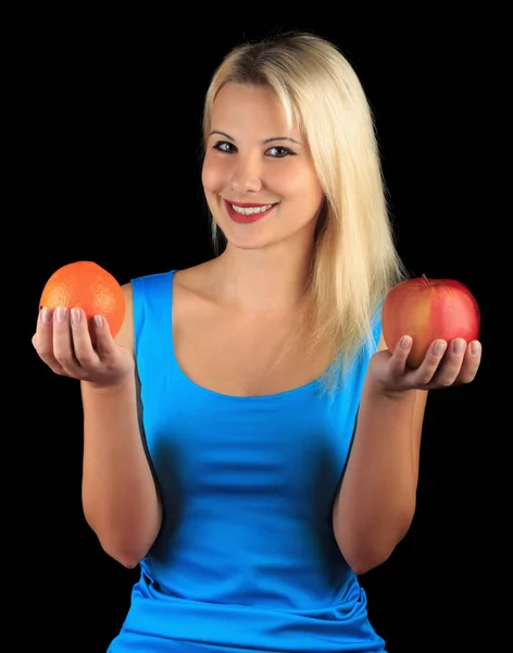 Schattig meisje geeft apple en sinaasappel — Stockfoto