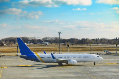 büyük bir uçak piste mı