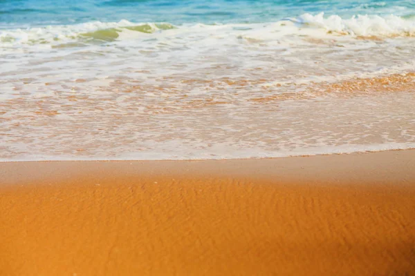 Suave ola de océano en la playa de arena — Foto de Stock