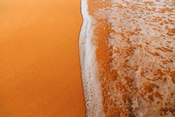 Suave ola de océano en la playa de arena — Foto de Stock