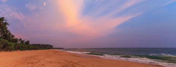 Fabuloso pôr do sol em uma bela praia tropical — Fotografia de Stock