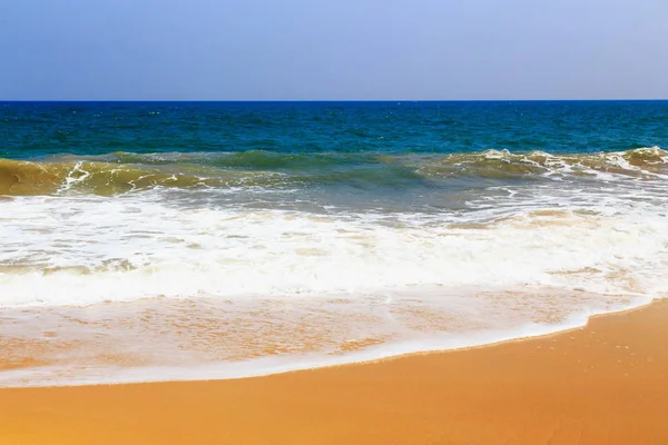 沙滩上的柔和海浪 — 图库照片