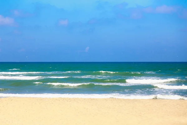 Suave ola de océano en la playa de arena — Foto de Stock