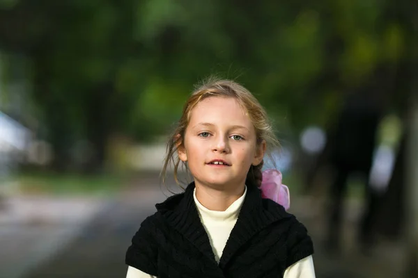 Trött ansikte av en liten flicka — Stockfoto