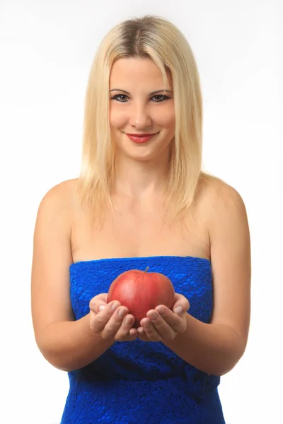 Leuk blond meisje big apple in handen houden. Vrouw behandelt met rode appel — Stockfoto