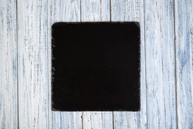 ahşap arka plan siyah arduvaz kurulu