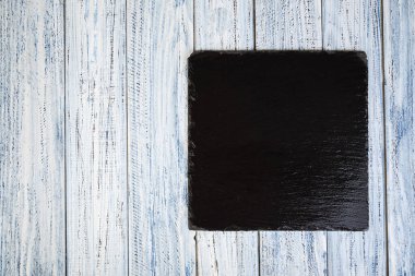 ahşap arka plan siyah arduvaz kurulu