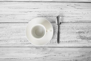 hafif ahşap arka plan üzerinde beyaz kahve Kupası