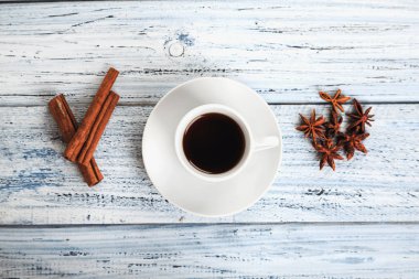 hafif ahşap arka plan üzerinde beyaz kahve Kupası