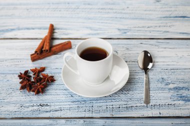 hafif ahşap arka plan üzerinde beyaz kahve Kupası