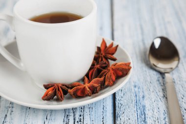 hafif ahşap arka plan üzerinde beyaz kahve Kupası