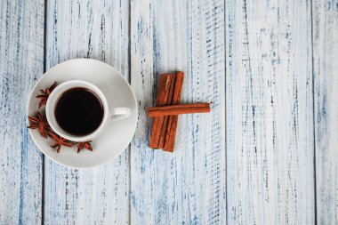 hafif ahşap arka plan üzerinde beyaz kahve Kupası