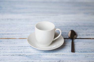 hafif ahşap arka plan üzerinde beyaz kahve Kupası