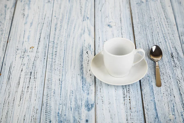 Taza de café blanco sobre fondo de madera clara —  Fotos de Stock