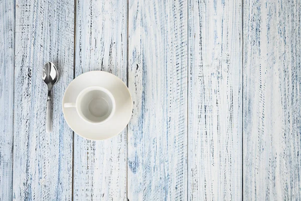Белая чашка кофе на светлом деревянном фоне — стоковое фото