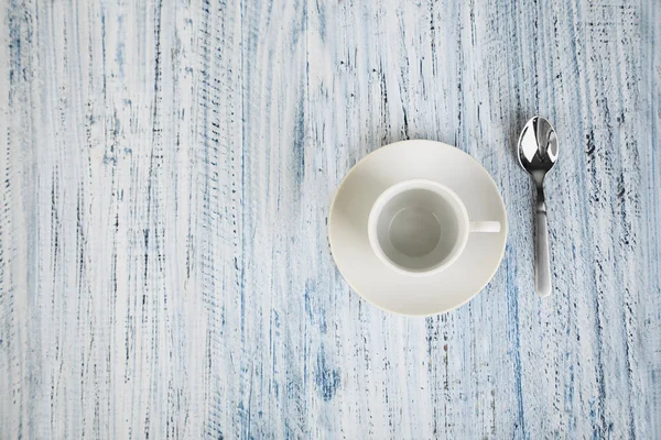 Белая чашка кофе на светлом деревянном фоне — стоковое фото