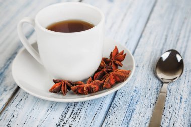 hafif ahşap arka plan üzerinde beyaz kahve Kupası