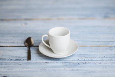 hafif ahşap arka plan üzerinde beyaz kahve Kupası