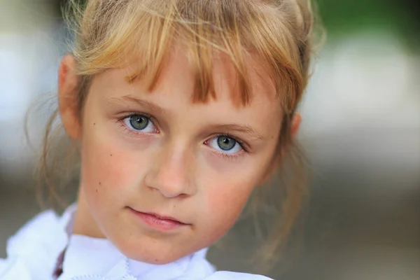 Visage de petite fille gros plan, enfant réfléchi ou coûteux — Photo