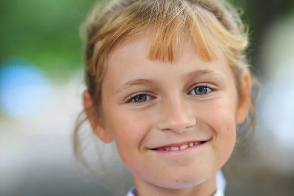 Lilla flickans ansikte närbild, leende barn — Stockfoto