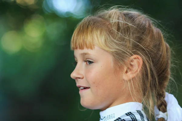 Visage de petite fille gros plan, enfant souriant — Photo