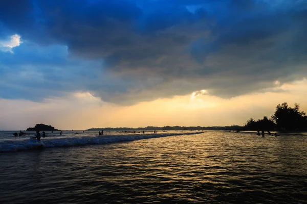 曇りの日に海に沈む夕日 — ストック写真