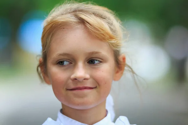 Lilla flickans ansikte närbild, leende barn — Stockfoto