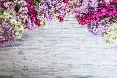 ahşap bir zemin üzerine yeşil