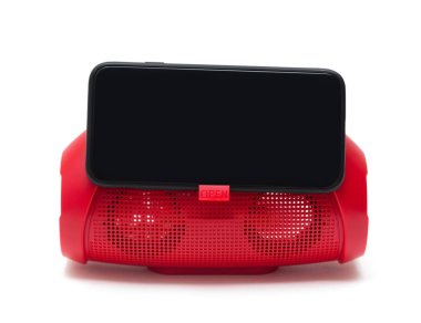 kırmızı cep telefonu hoparlörü ve akıllı telefon beyaz üzerine izole