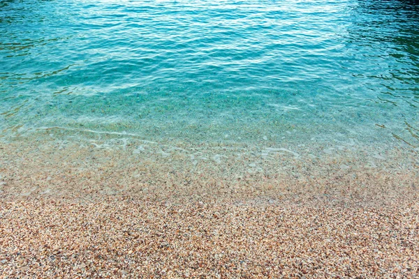 Fondo de agua de mar clara con guijarros. Mar Mediterráneo — Foto de Stock