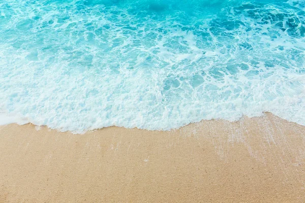 Suave ola hermosa del océano en la playa de arena. Contexto. — Foto de Stock