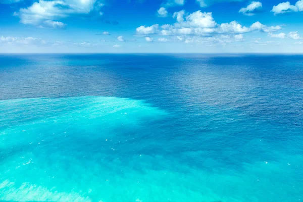 紺碧の空の下にいくつかの色合いの青い海 — ストック写真