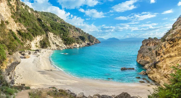 Incroyable plage grecque vide Agiofili plage dans la journée ensoleillée — Photo